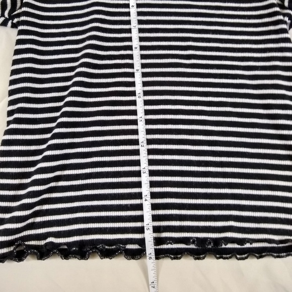 Cute short cut low tee - Picture 4 of 5